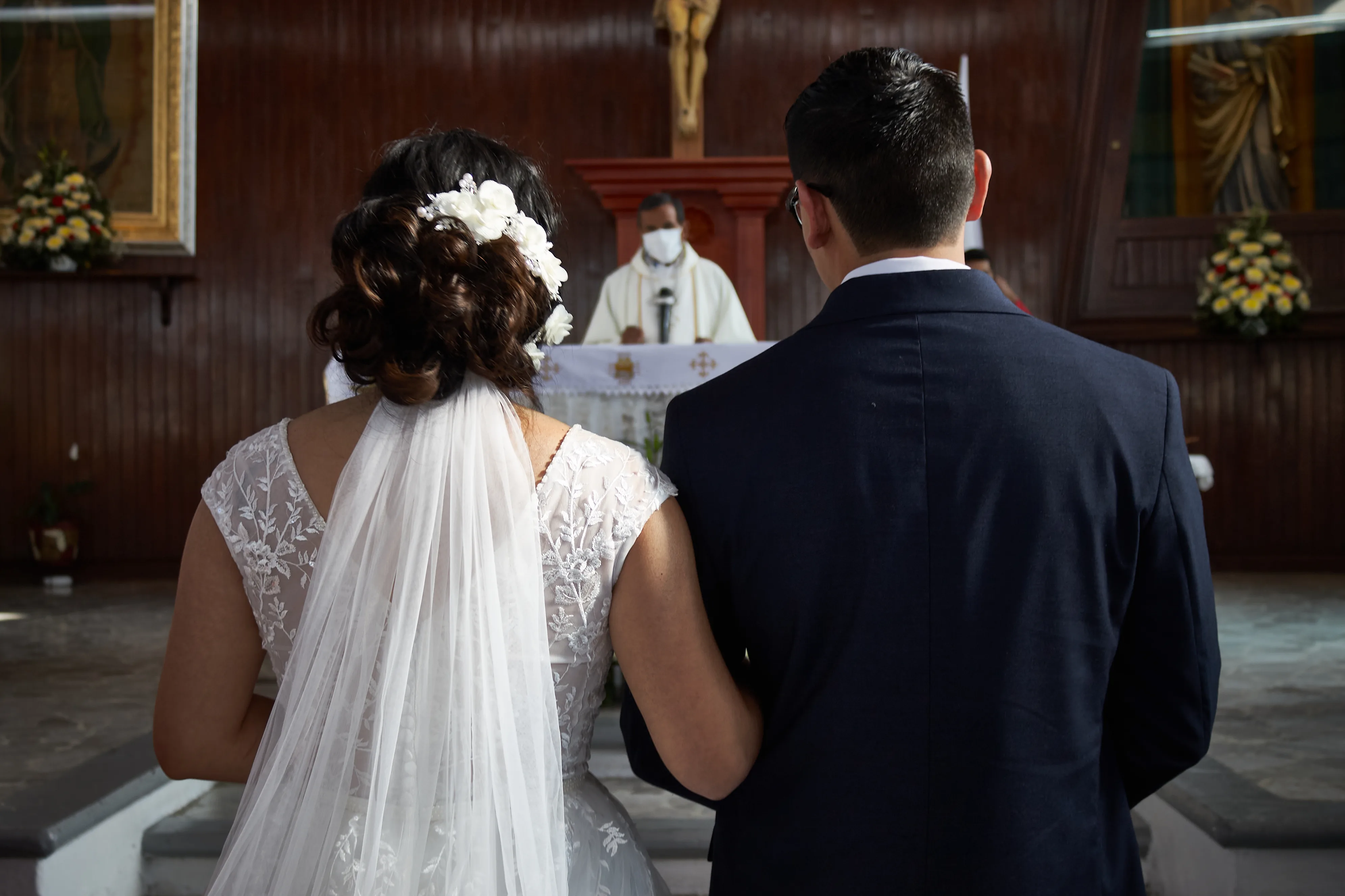 Pareja durante la ceremonia de boda