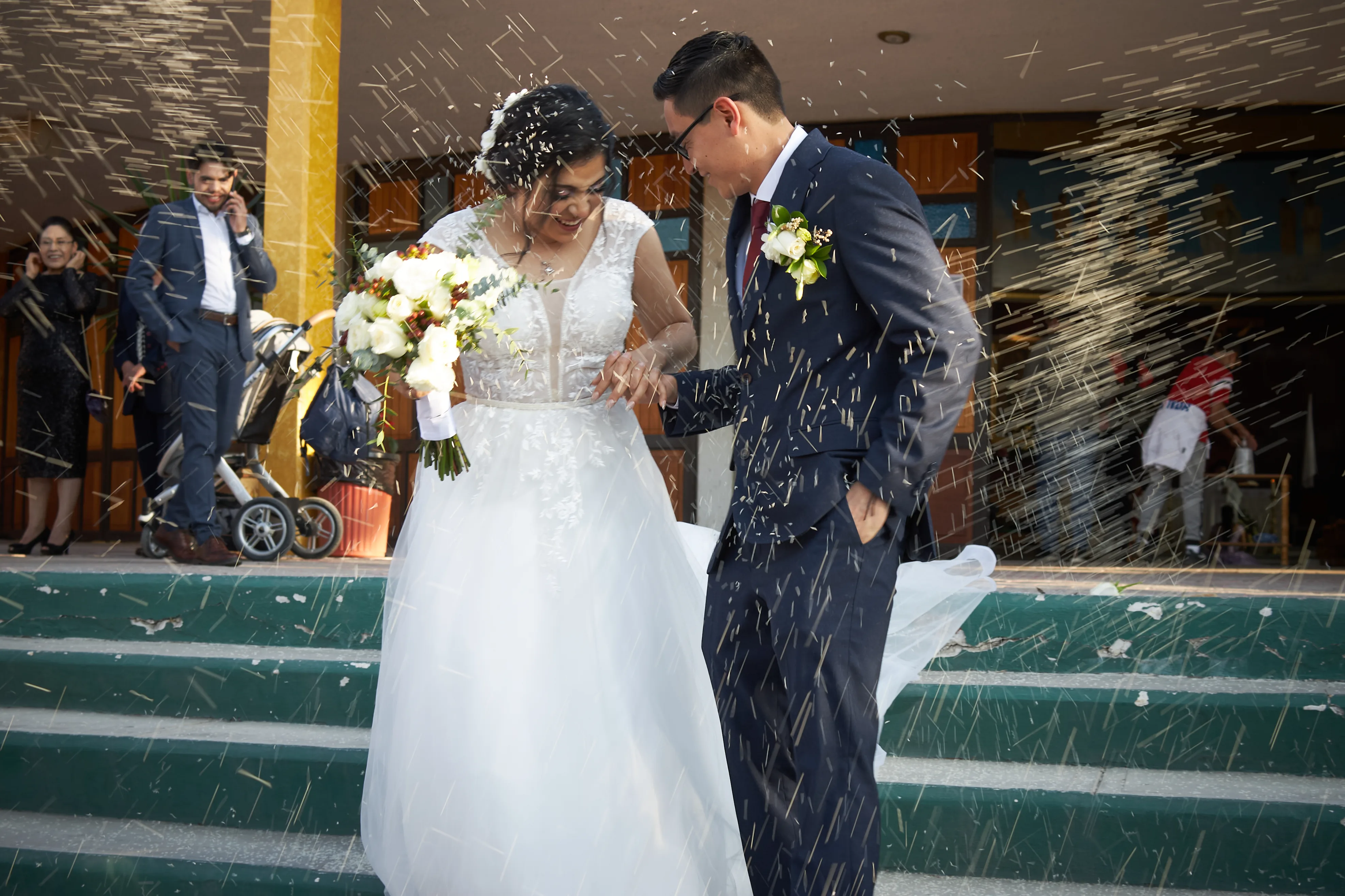 Recién casados celebrando al salir de la ceremonia