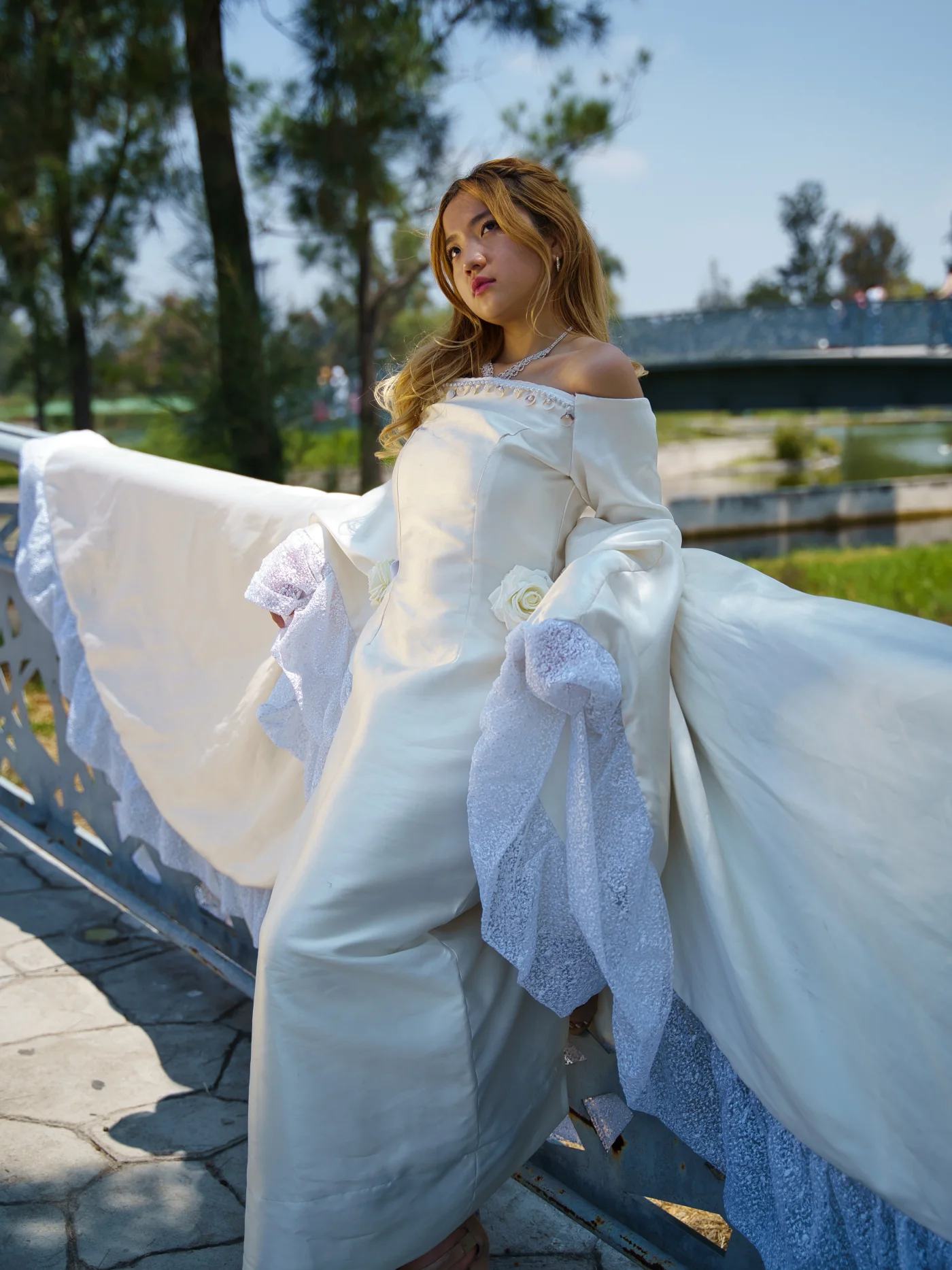 Quinceañera posando con vestido blanco